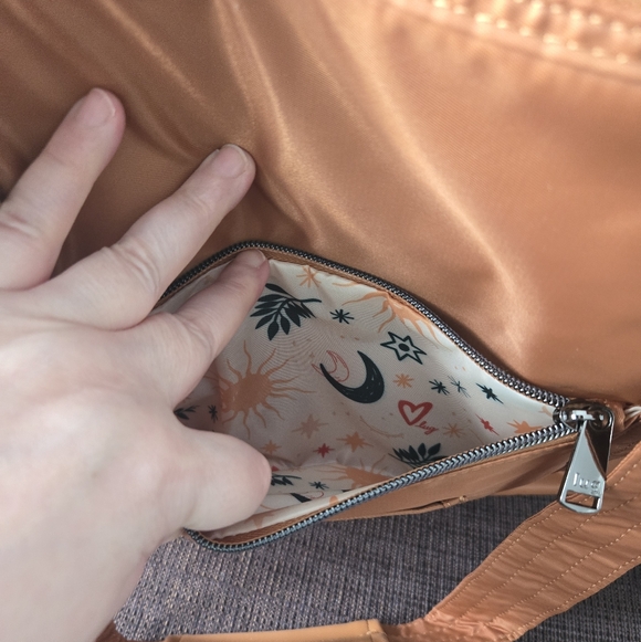 NWT Lug Yacht (Baby Yacht) Carry-All Zip-Top Tote in Cappuccino - Picture 6 of 7